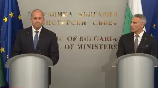 Гюров даде властта на Румен Радев, завещал му и специална папка преди минути