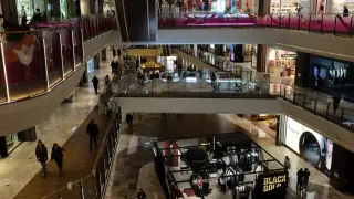 Артистка падна от височина по време на въздушно шоу в търговски център Кадри