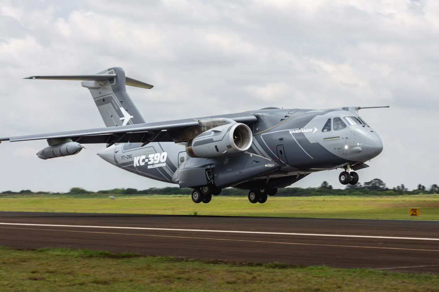 Гърция обмисля покупка на военни самолети C-390 от Бразилия