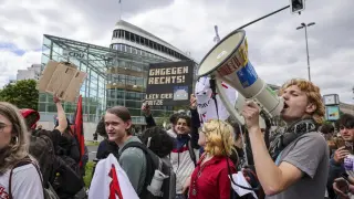 Протести в цяла Германия срещу връщането на казармата, пращат Мерц на фронта