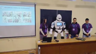 Наши ученици създадоха уникален робот, който помага в усвояването на материала
