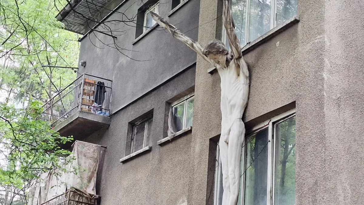 Христос виси от прозореца на жилище в София