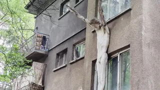 Христос виси от прозореца на жилище в София