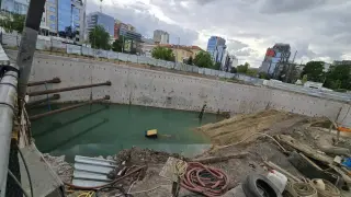 Багер пропадна в изкоп на строежа на метрото в София