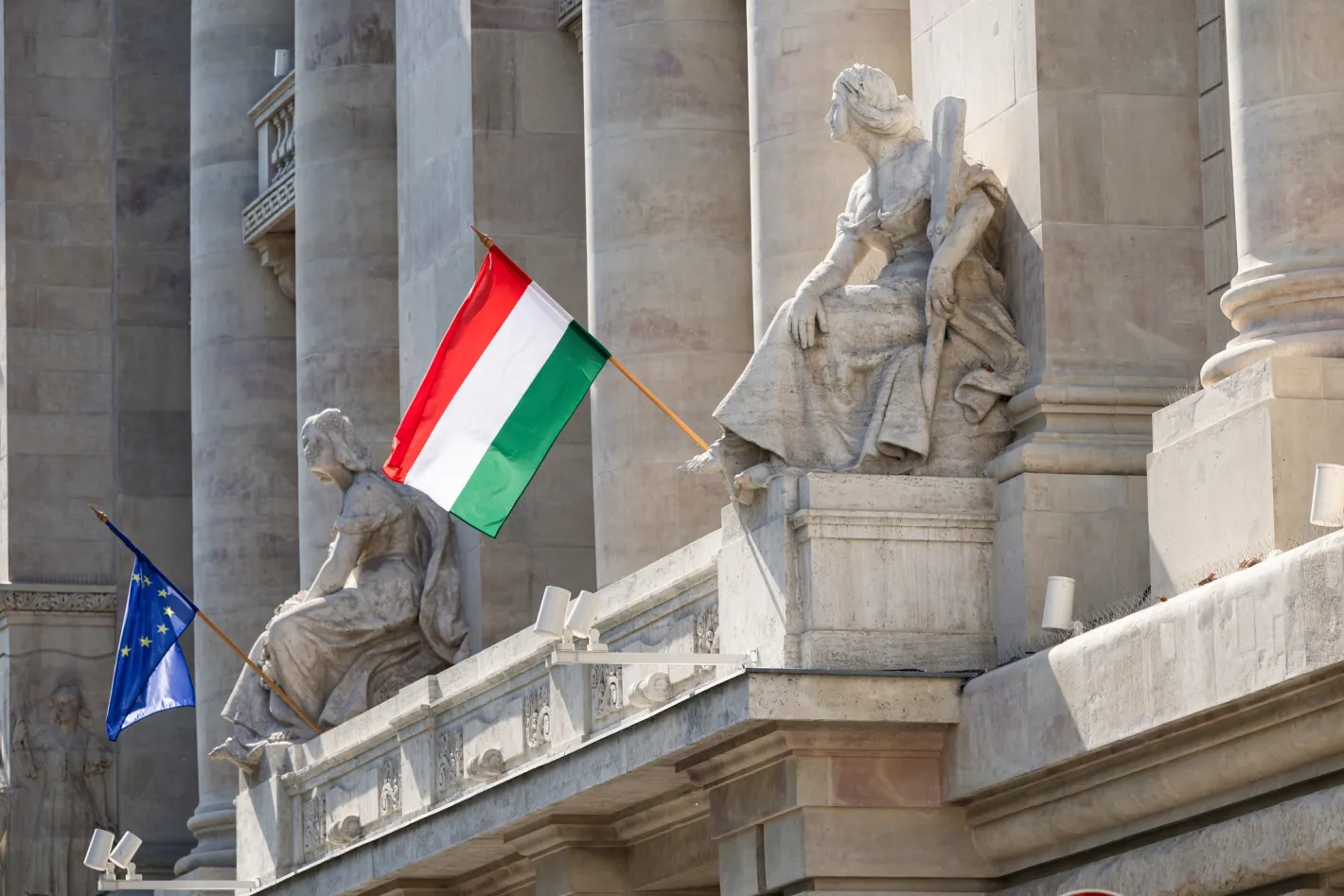 Унгария върна знамето на ЕС върху парламента