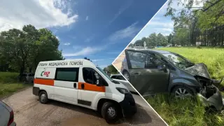 „Тойота“ излетя от пътя и се удари в дърво във Враца