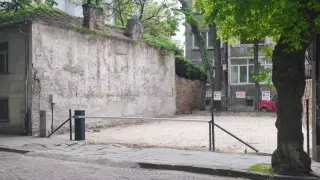 Бизнес в сърцето на града: Как една разрушена къща се превърна в „гараж“ с абонамент