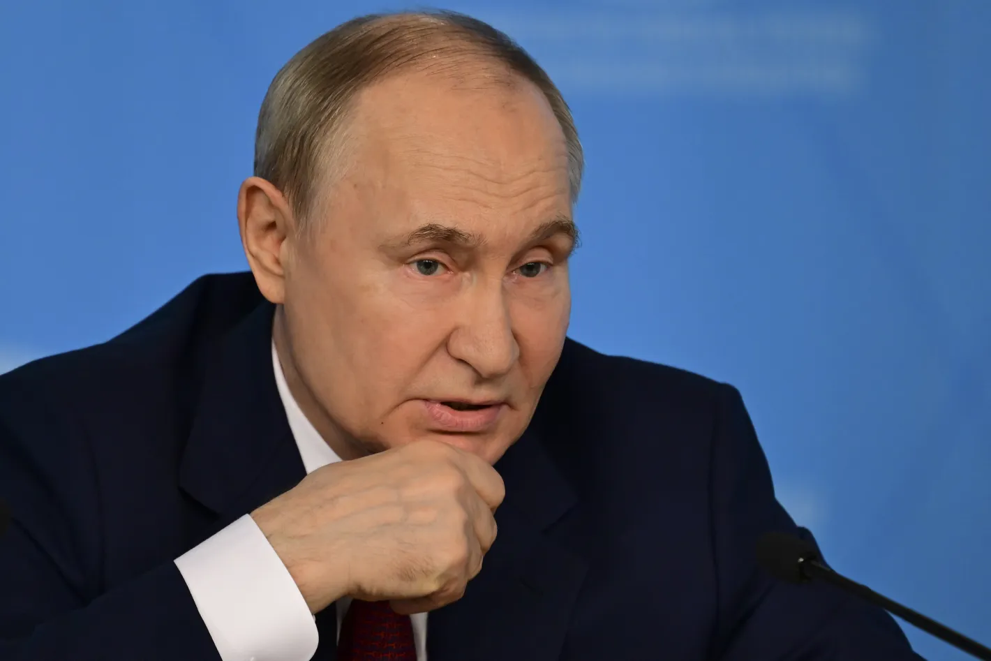 Професор разказа как Путин може да бъде „поставен на колене“ във всеки смисъл, припомняйки стара традиция
