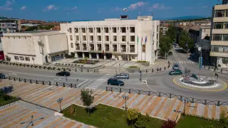 Силна експлозия в Горна Оряховица, полицията евакуира деца