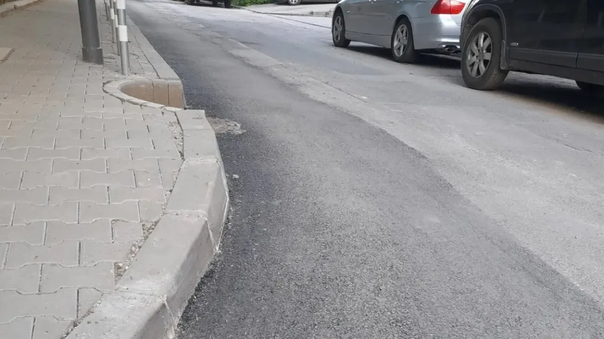 Новоасфалтирана улица в София предизвика спор заради „заровена“ шахта