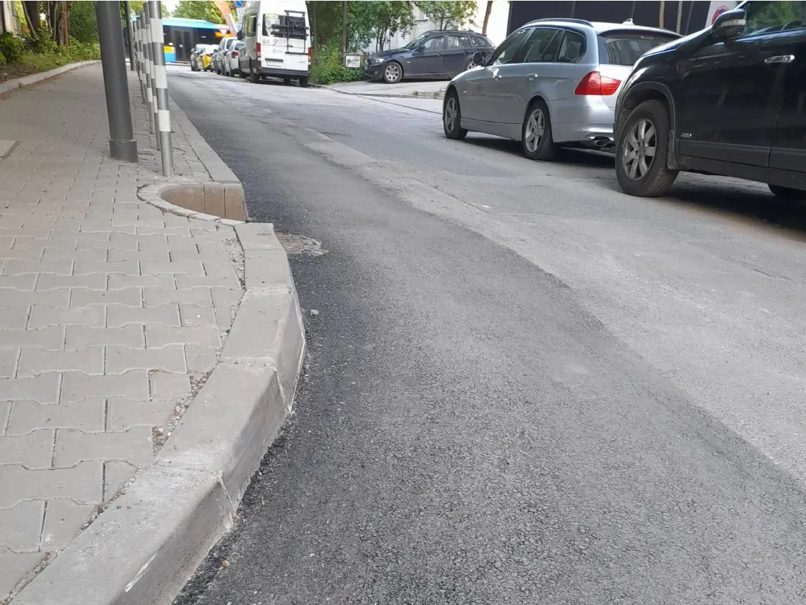 Новоасфалтирана улица в София предизвика спор заради „заровена“ шахта