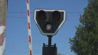 Опасен дефект на жп прелез: Бариерата блокира, влаковете минават