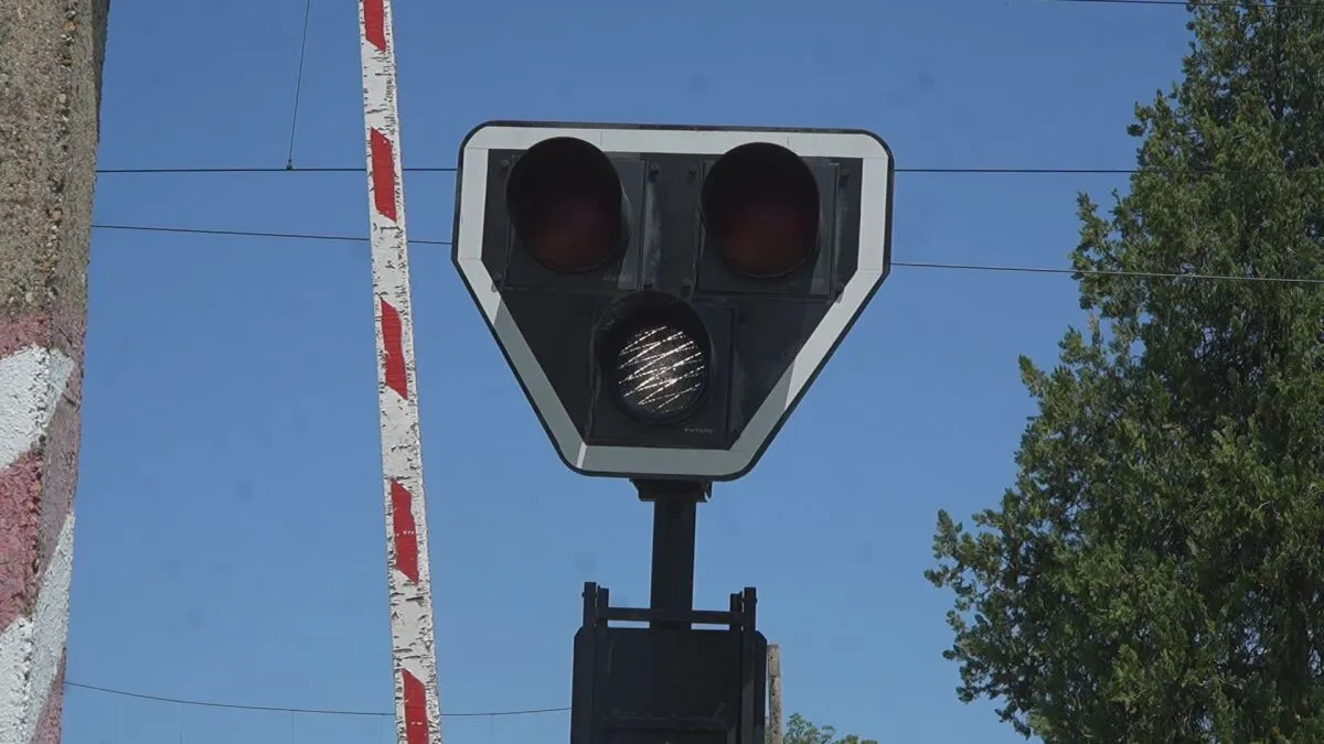 Опасен дефект на жп прелез: Бариерата блокира, влаковете минават