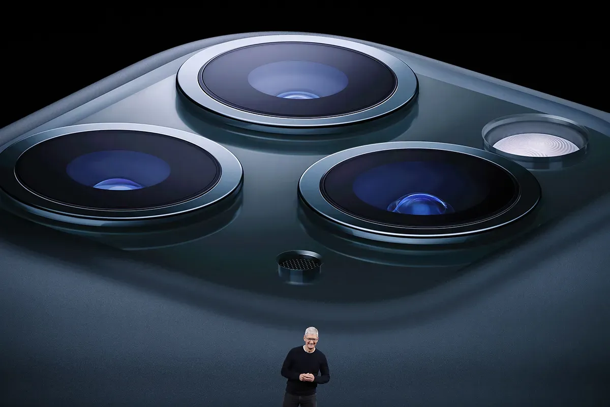 Apple обърна играта: iPhone и Android вече ще си пишат защитено