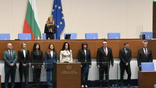 9 нови депутати, красива дама сяда в стола на Радев БЛИЦ Live