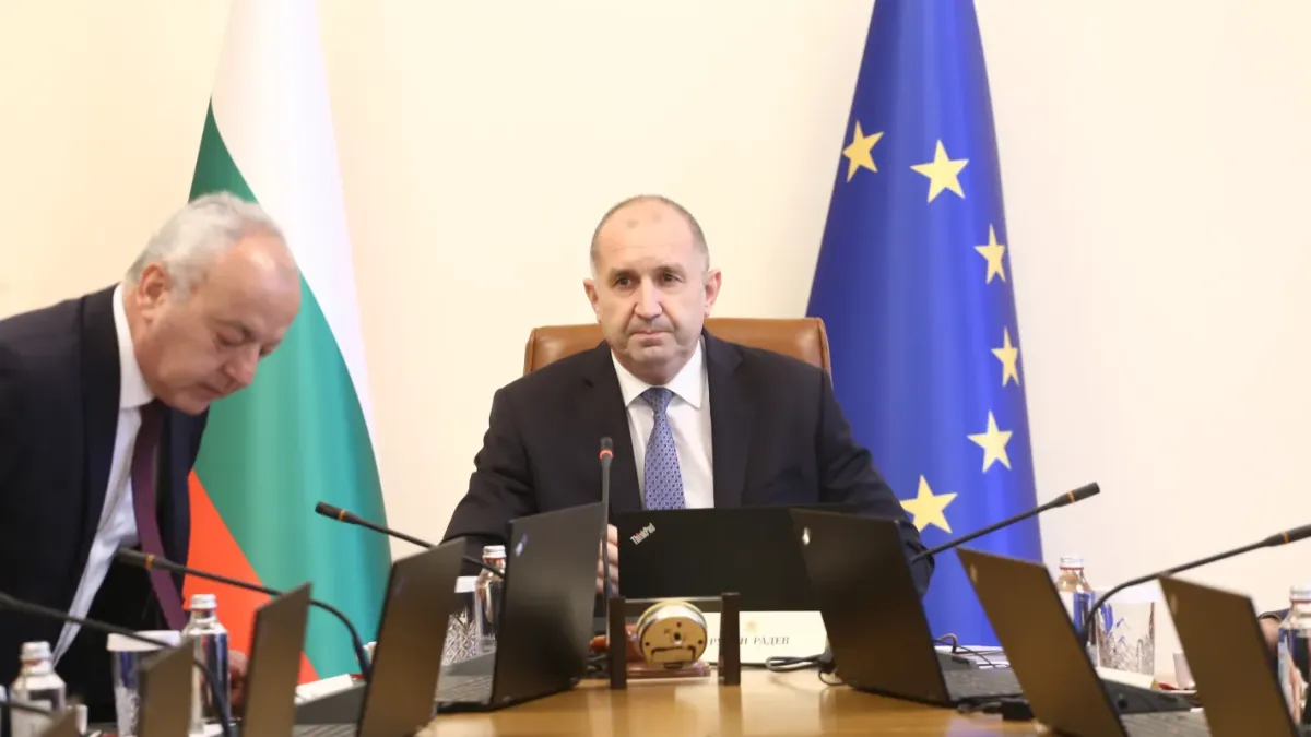 Румен Радев откри първото заседание на МС и призова кабинета към спешни действия заради...
