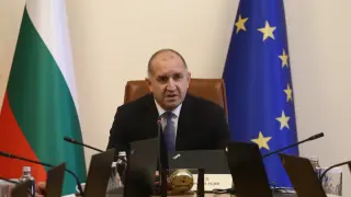 Радев в Париж: договаря с Макрон доставка на 3D радари и ново поколение гаубици