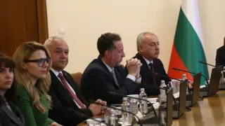 Манолов предупреди властите заради предстоящата сеч в администрацията