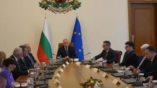 Проучване: Кабинетът на Радев раздели България на две, посочиха грешен ход