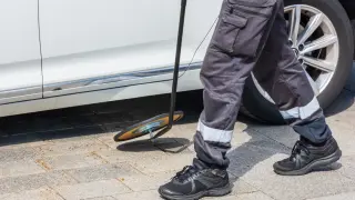 Намериха бомба, закрепена за кола в софийско село, отцепиха района