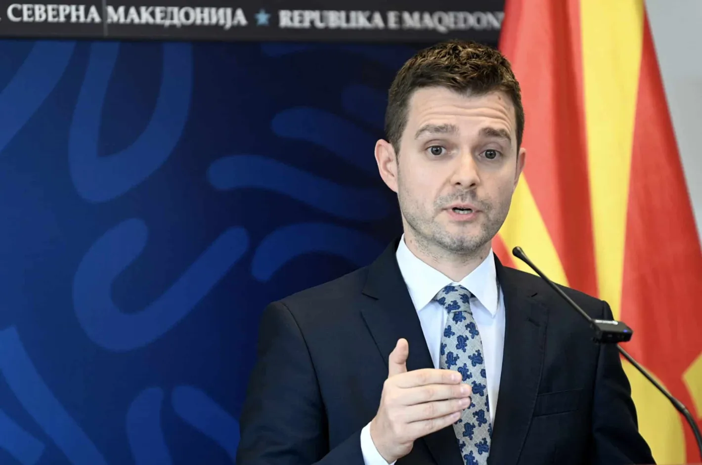Външният министър на Северна Македония Муцунски иска среща с българската си колежка Петрова