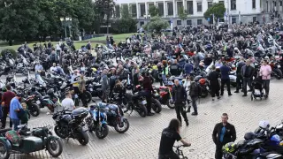 Гневни мотористи блокираха жълтите павета