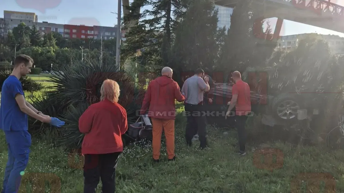 Зрелищна каскада в Бургас, кола е по таван