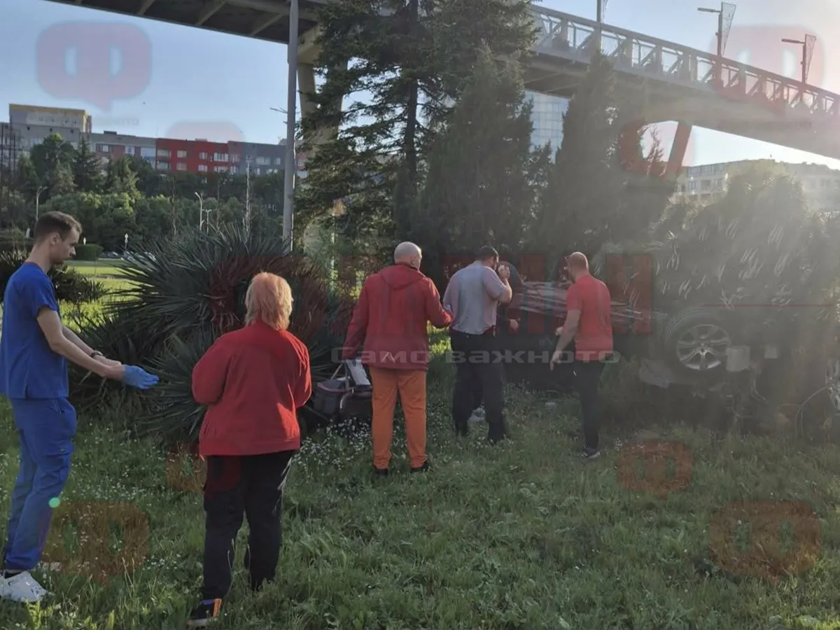 Зрелищна каскада в Бургас, кола е по таван