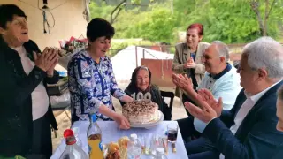 Остава без майка на 6 г. Сега баба Ташина е на 100 г. и не пропуска ден без напръстник ракия