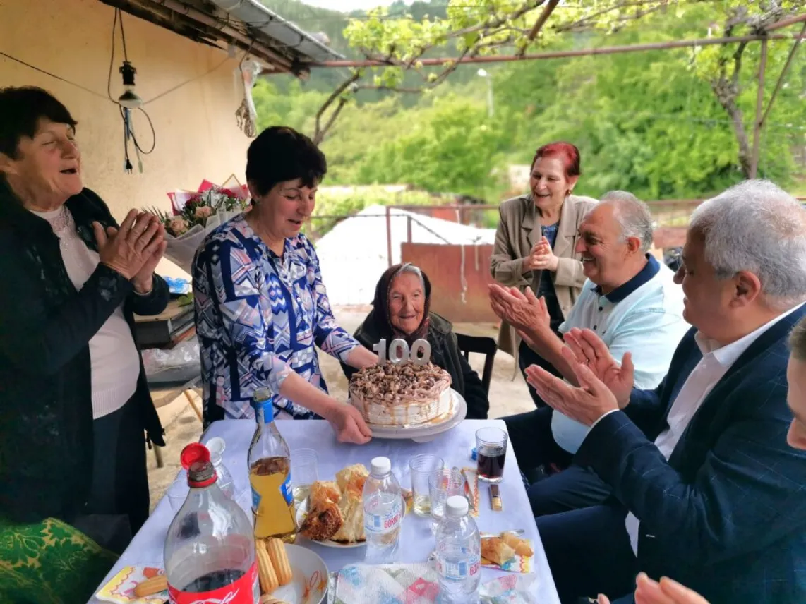 Остава без майка на 6 г. Сега баба Ташина е на 100 г. и не пропуска ден без напръстник ракия