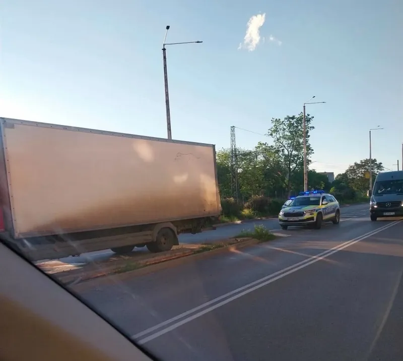 Меле с ТИР блокира възлов надлез във Враца Снимки