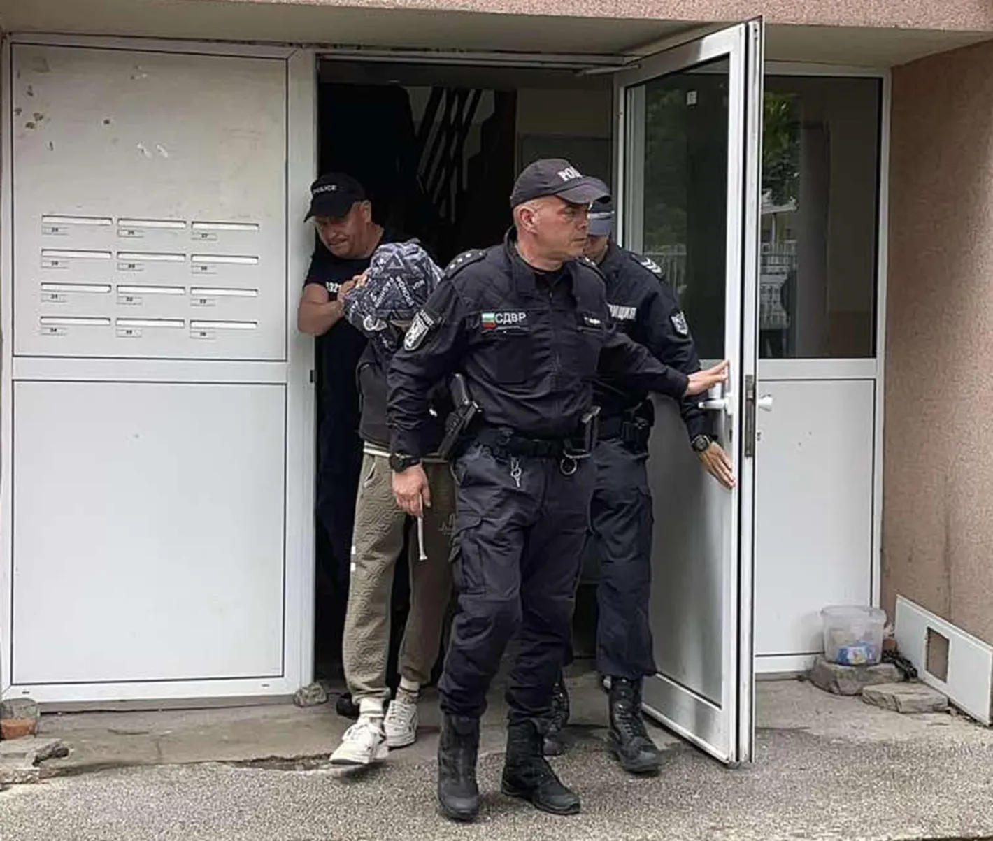 Показаха ареста на стрелеца от "Надежда" и пистолетите му Снимки