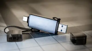 Експеримент показа как реагира USB флашка в зарядно устройство