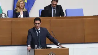 Управляващите с изненадващ ход за тавана на дълга