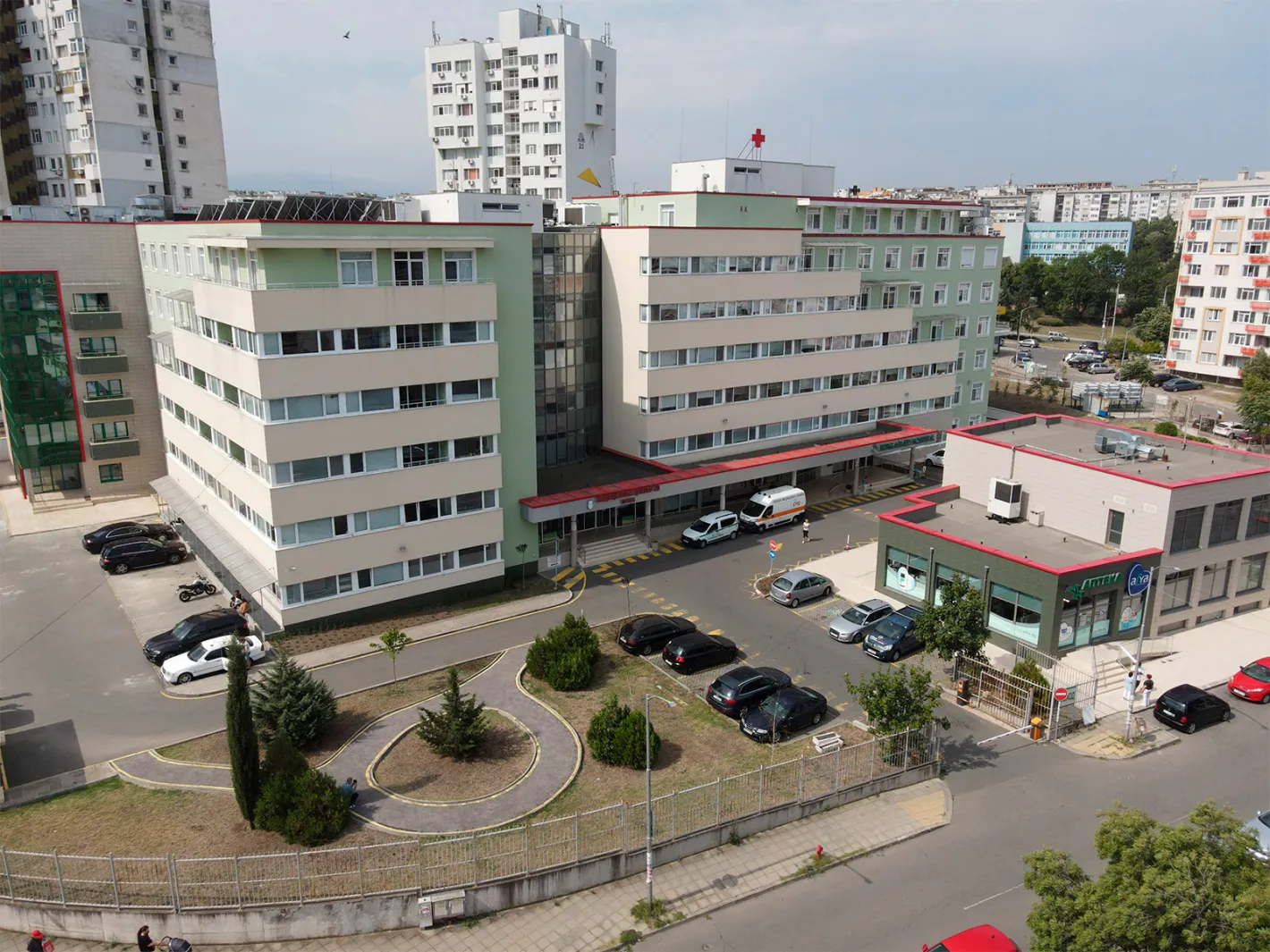 Доброто е живо! Семейство изживя ужас пред болница, благороден мъж се притече на помощ