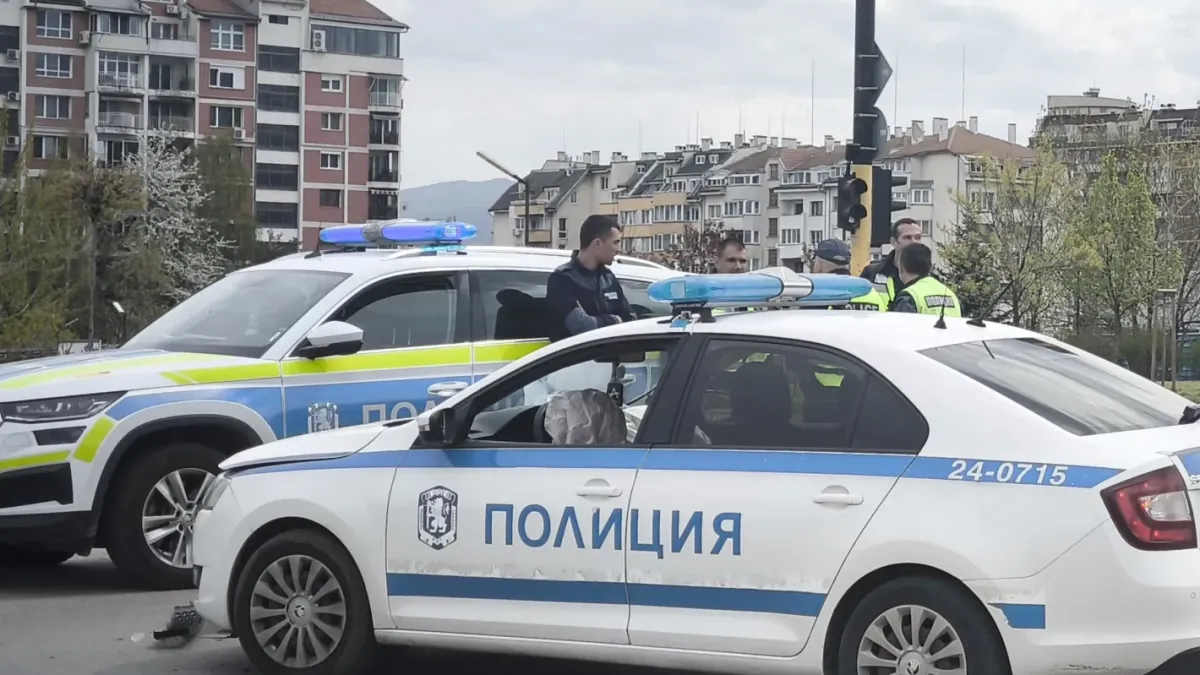 Тежка катастрофа в София: Кола се заби в мантинелата Снимки