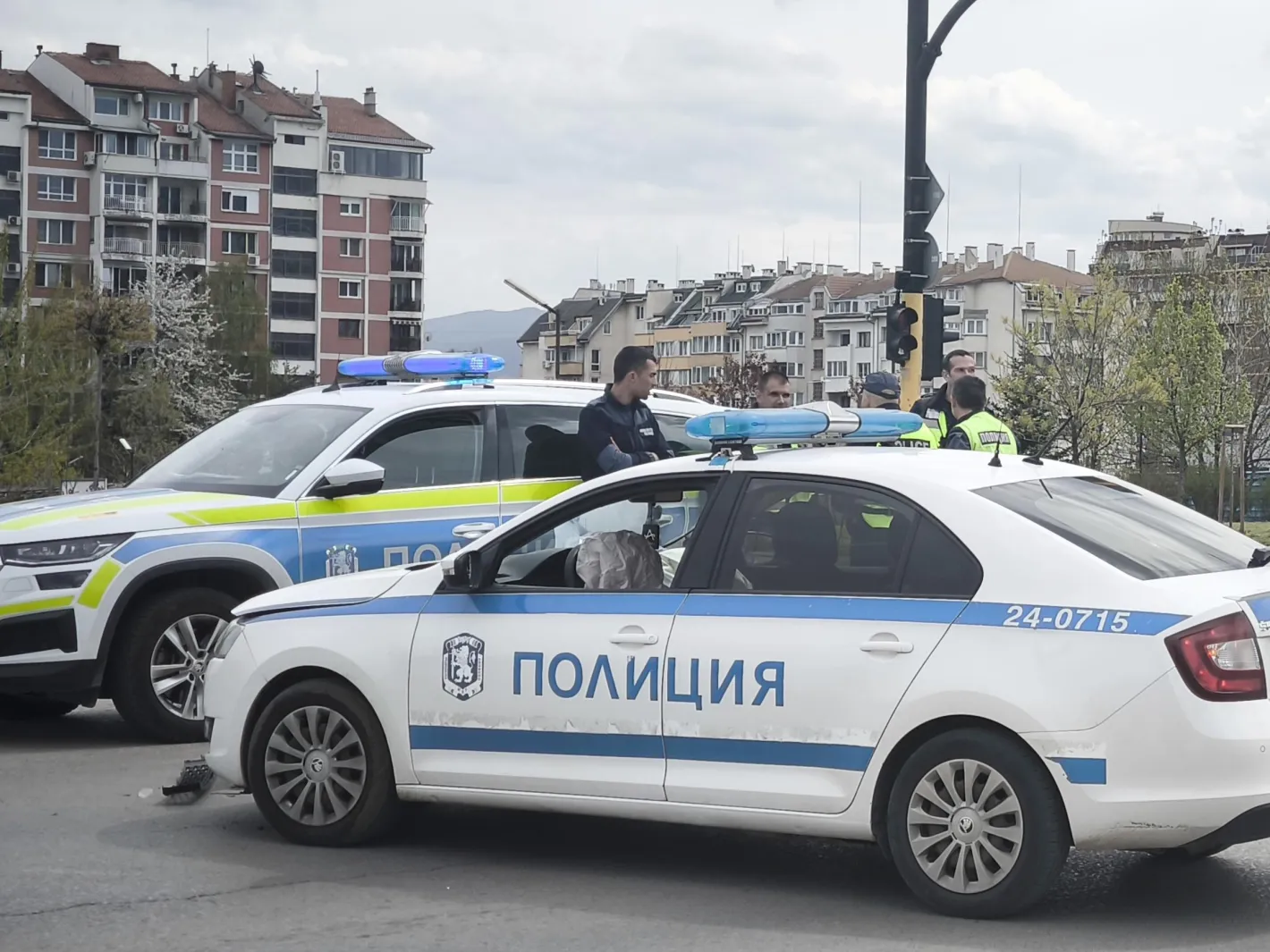 Тежка катастрофа в София: Кола се заби в мантинелата Снимки
