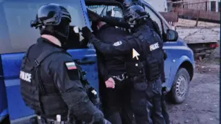 Екшън в наше село: 14 полицаи спасиха майка от сина й, грабнал чук и нож