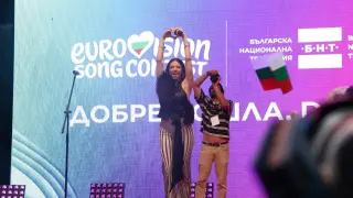 София празнува победата на Дара преди хиляди хора, тя се появи на червения килим Снимки/Обновена