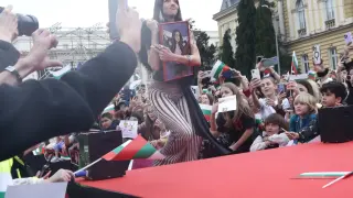 Искат по 3 евро за снимка с макет на Дара, певицата се пошегува: Намалете на 50 цента