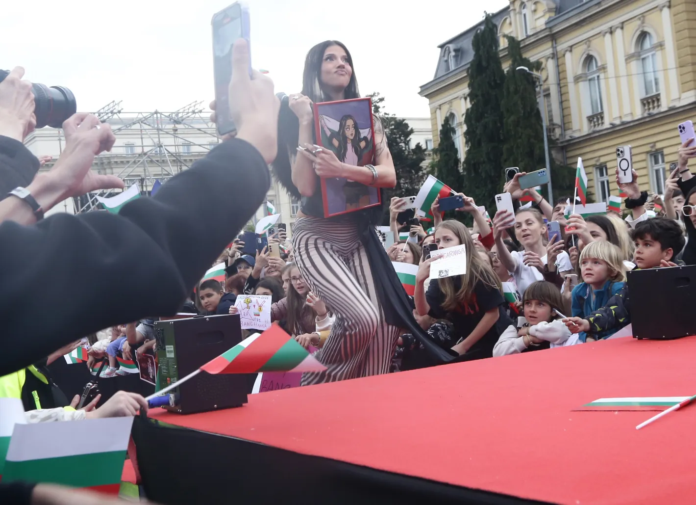 Искат по 3 евро за снимка с макет на Дара, певицата се пошегува: Намалете на 50 цента