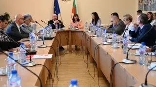 Министър Ефремова обсъди развитието на пазара на труда със социалните партньори