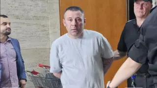 „Не заспах, припаднах“: Делото срещу белгиеца Иса, убил семейство на "Тракия" се разпадна в съда
