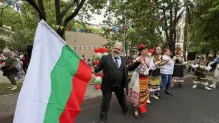 Бургас се хвана на хоро и показа как се гради дух