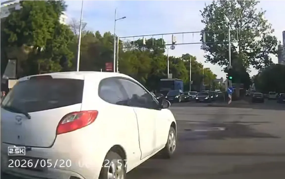 Опасна маневра на кръстовище в Пловдив едва не доведе до катастрофа