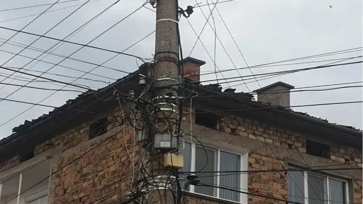 Мълния удари къща в Чирпан, хората зоват за помощ