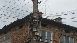 Мълния удари къща в Чирпан, хората зоват за помощ