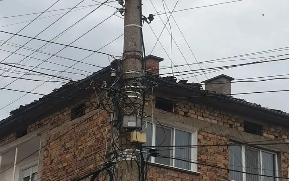 Мълния удари къща в Чирпан, хората зоват за помощ