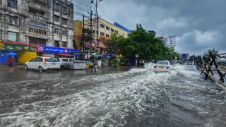 Турция под вода след порои, двама загинаха в Антакия