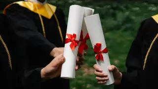 Майки на абитуриенти се хванаха за косите заради снимка до червения килим